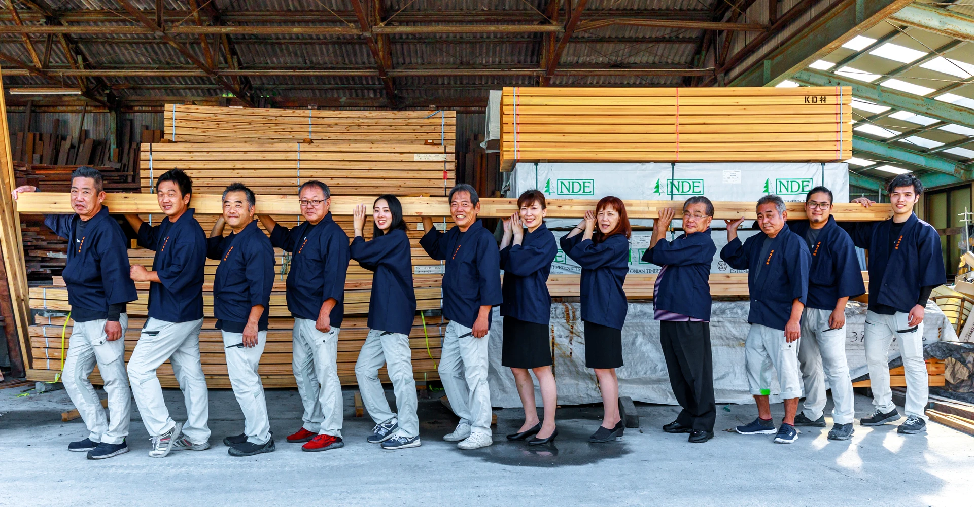 「感動を創造する企業になる」を経営理念とする名古屋市北区の岩崎木材株式会社の社員一同