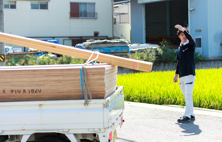 岩崎木材株式会社の建築資材の入荷シーン